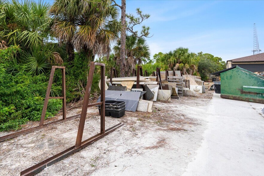 More Photos Of 1434 Market Cir, Port Charlotte Warehouse For Sale