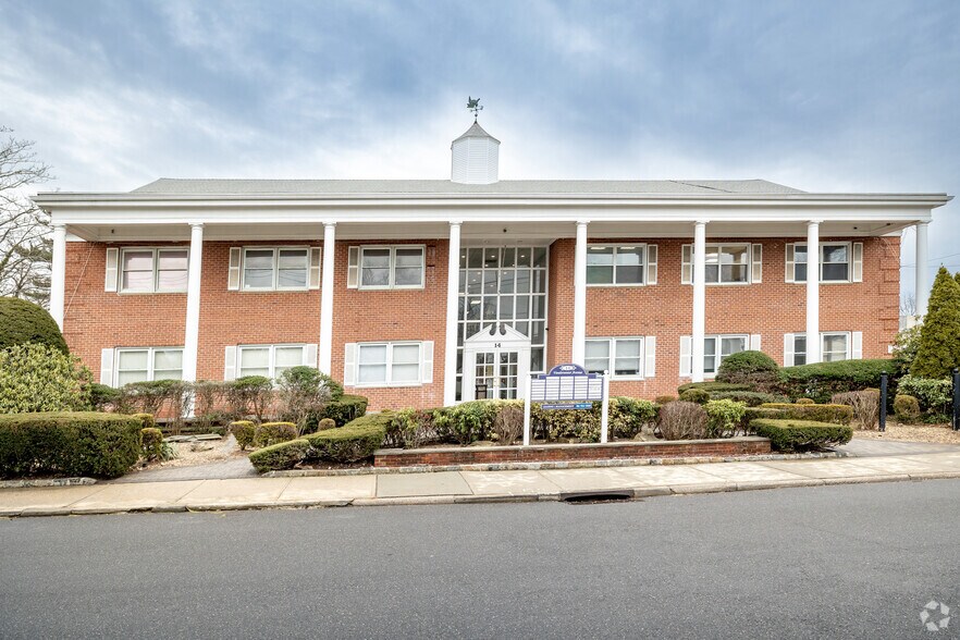 More Photos Of 14 Vanderventer Ave, Port Washington Medical For Sale