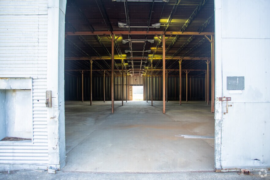 More Photos Of 756 S West St, Petersburg Warehouse For Lease