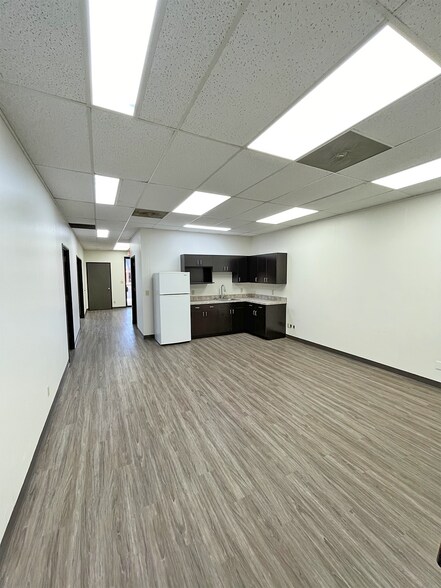 More Photos Of 2401 Directors Row, Indianapolis Unknown For Lease