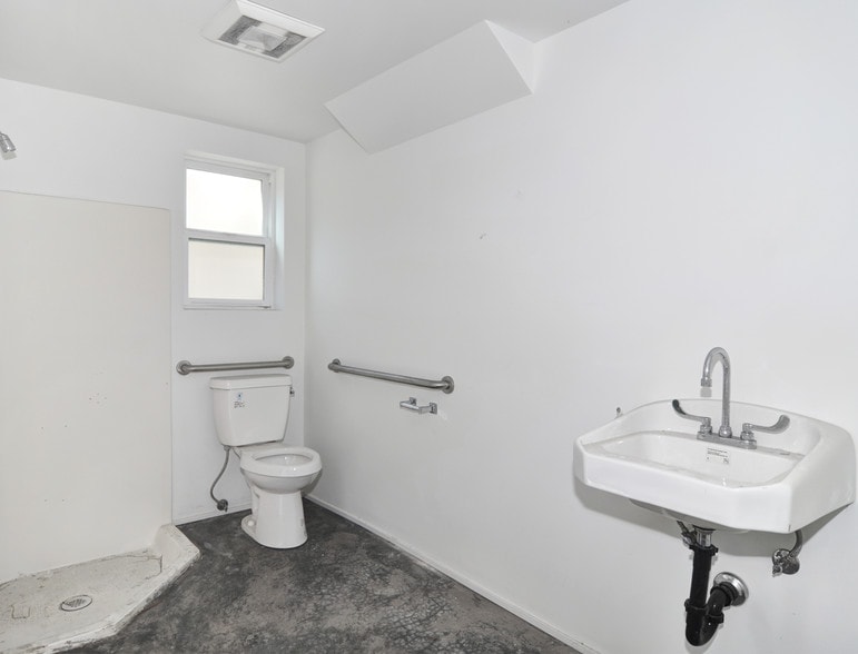 More Photos Of 687-691 S Coast Hwy, Laguna Beach Storefront Retail Office For Sale