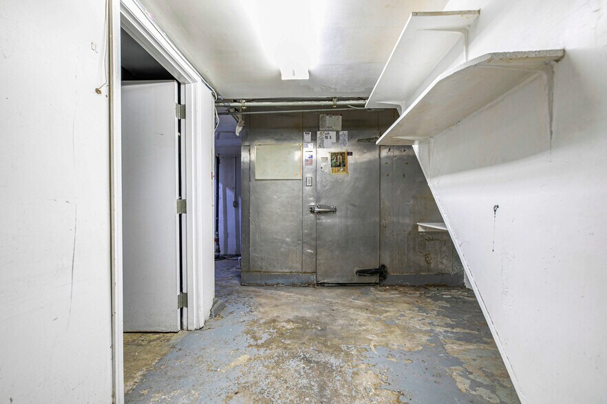 More Photos Of 6340 Yucca St, Los Angeles Restaurant For Sale