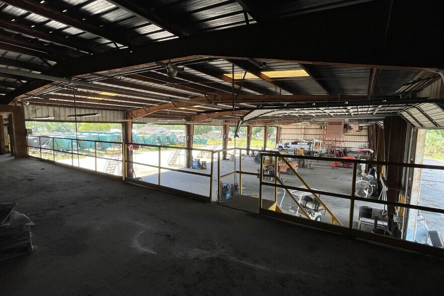 More Photos Of 100 Thornhill Rd, Auburndale Manufacturing For Sale