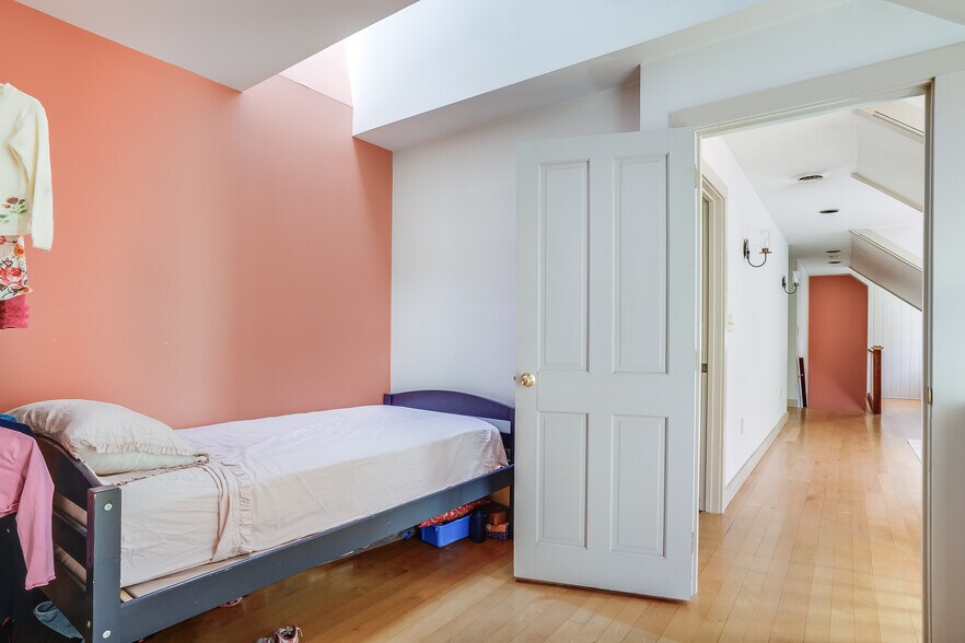 More Photos Of 3 Elm Hill Rd, Peterborough Freestanding For Sale