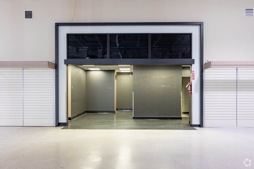 More Photos Of 35 Mapleview Dr W, Barrie Unknown For Lease