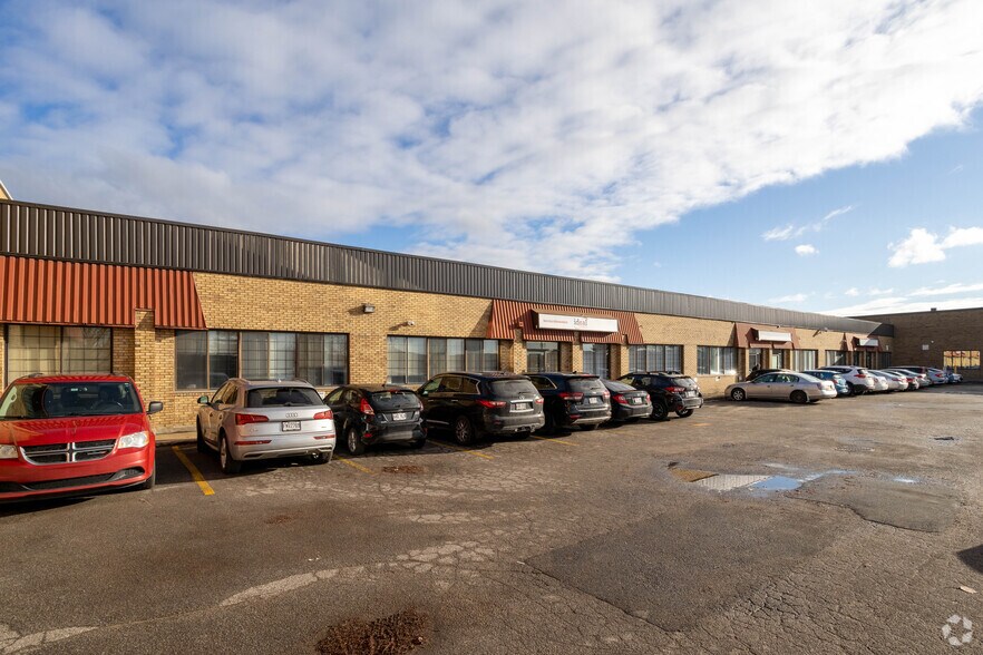 More Photos Of 127-155 Montée de Liesse, Montréal Warehouse For Lease