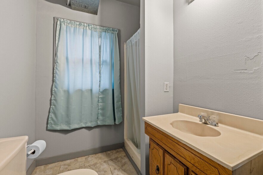 More Photos Of 2117 E Cesar Chavez St, Austin Office Residential For Sale