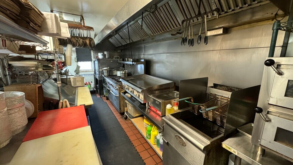 More Photos Of 550 S Main St, Nazareth General Retail For Sale