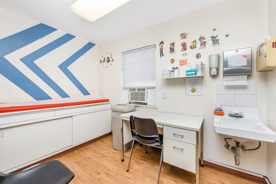 More Photos Of 2611 Corporal Kennedy St, Bayside Office For Sale