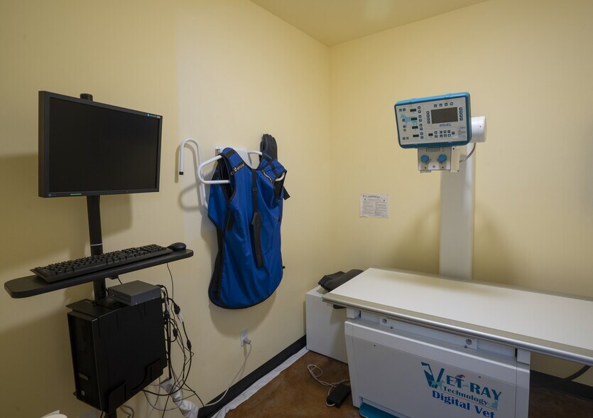 More Photos Of 660 N 7th Ave, Sequim Veterinarian Kennel For Sale