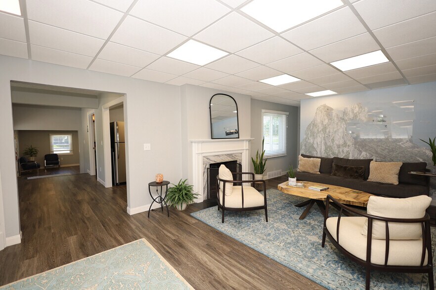 More Photos Of 235 W Franklin St, Centerville Storefront Retail Office For Lease