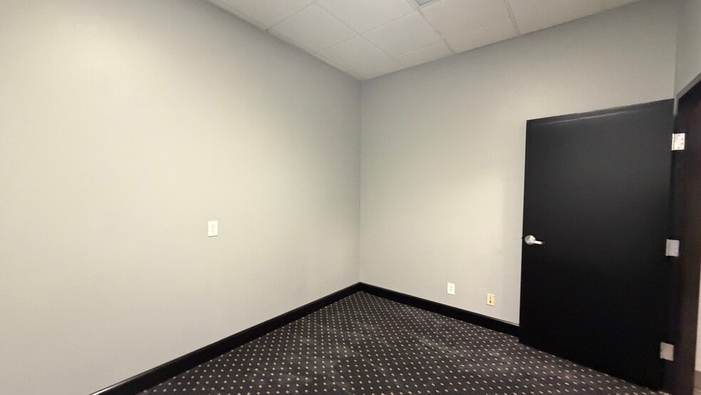More Photos Of 130 Seaboard Ln, Franklin Flex For Sale