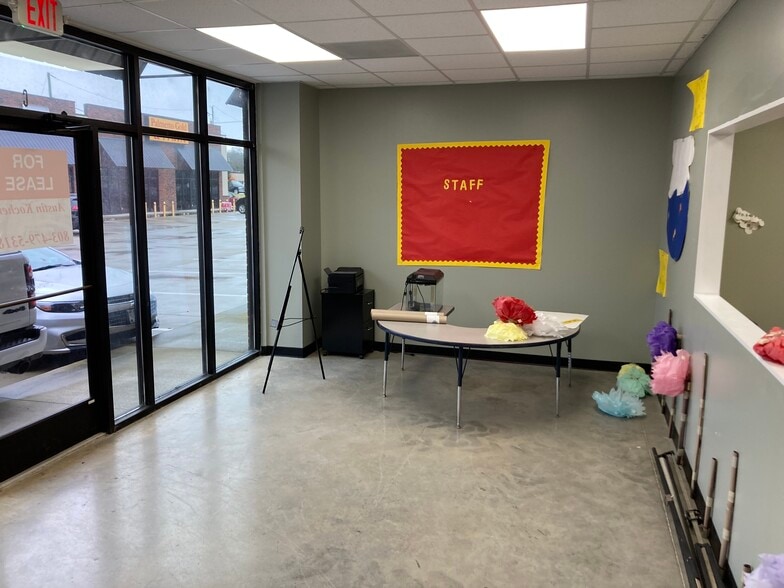 More Photos Of 1052 S Lake Dr, Lexington Unknown For Lease