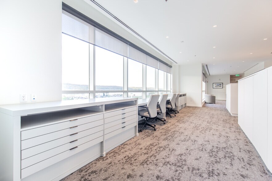 More Photos Of 13 Windward Dr, Grimsby Medical For Lease