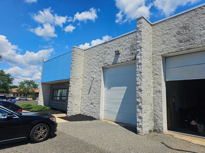 More Photos Of 424 Kelley Dr, West Berlin Light Distribution For Lease