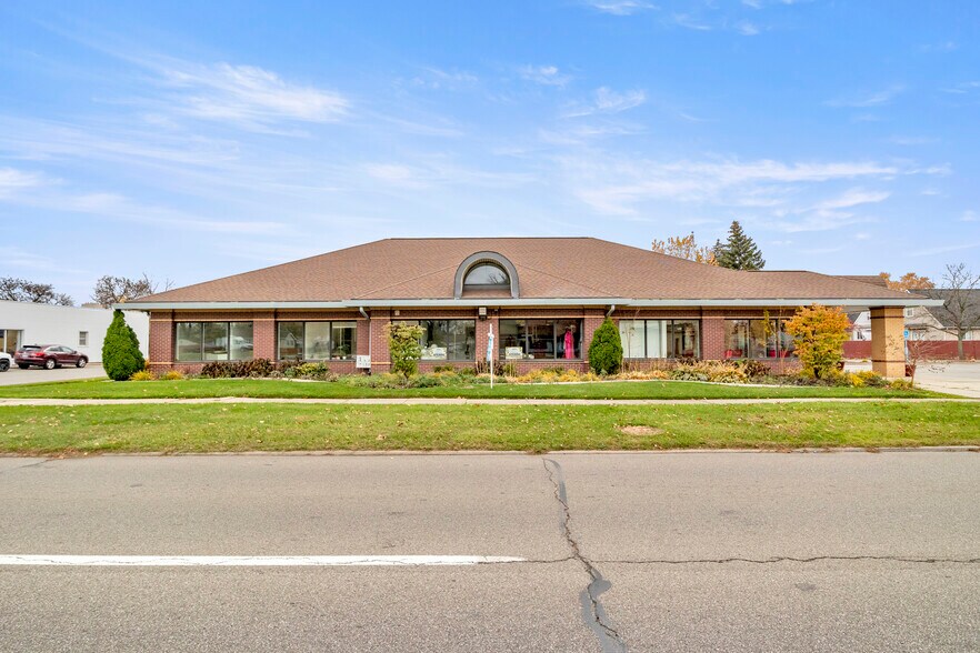 More Photos Of 27621 Warren Rd, Garden City Freestanding For Lease