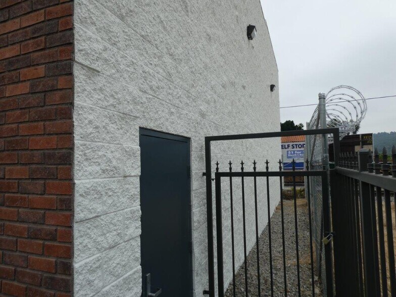 More Photos Of 1411 Railroad St, Glendale Warehouse For Lease