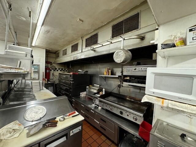 More Photos Of 8713 Gravois Rd, Saint Louis Restaurant For Lease