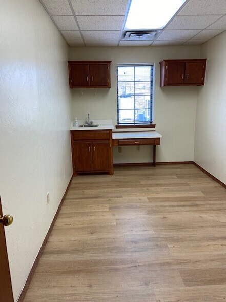 More Photos Of 910 S Bryant Ave, Edmond Medical For Sale