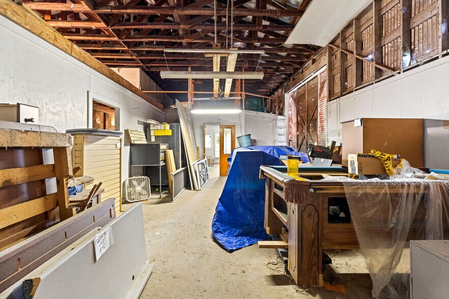 More Photos Of 805 N Magnolia Ave, Luling Flex For Sale