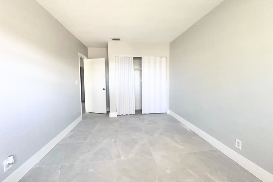 More Photos Of 999 W Prospect Rd, Oakland Park Apartments For Sale