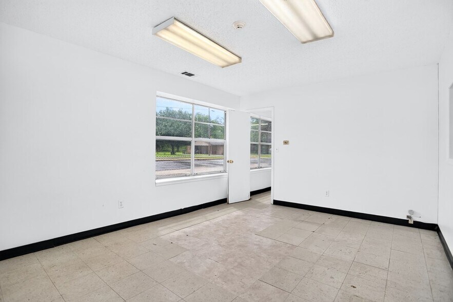 More Photos Of 903 Sayers St, Lufkin Warehouse For Sale