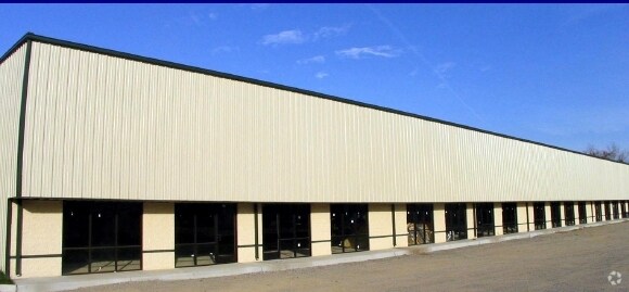 More Photos Of 12101-12121 Wilfong Ct, Midlothian Light Distribution For Lease