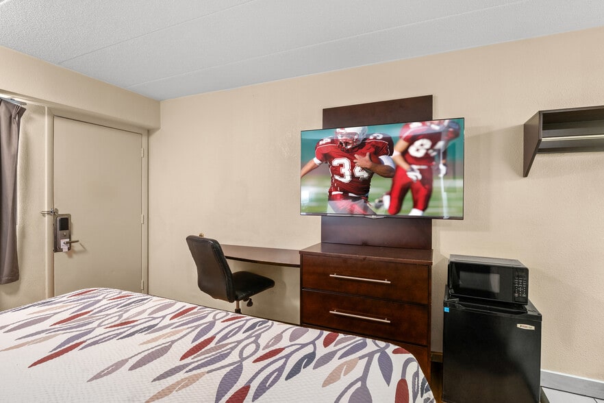 More Photos Of 3615 Dunckel Dr, Lansing Hotel For Sale