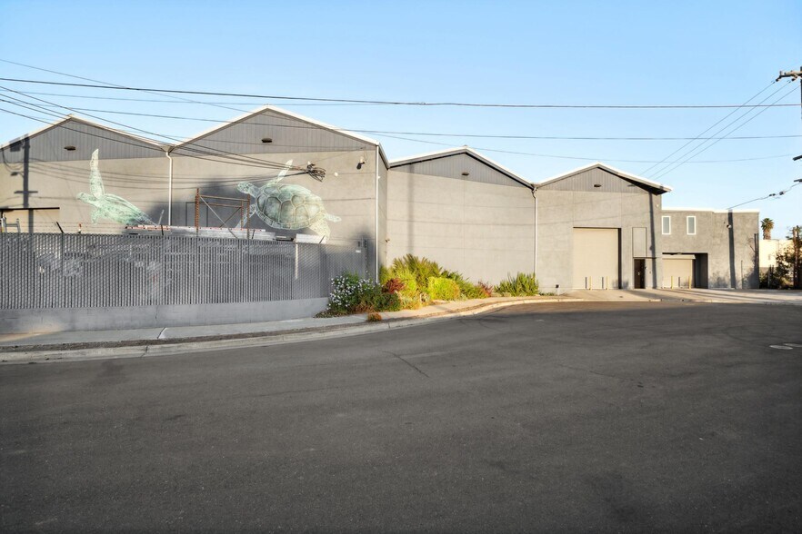 More Photos Of 1000 Calcot Pl, Oakland Warehouse For Lease