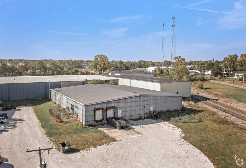 More Photos Of 908-918 E Franklin St, Hartford City Manufacturing For Lease