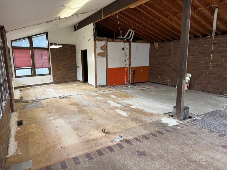 More Photos Of 720 Marine Dr, Port Angeles General Retail For Lease