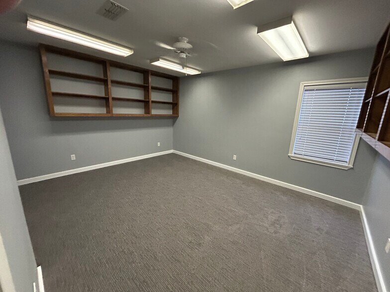 More Photos Of 2003 E US Highway 84, Palestine Office For Sale