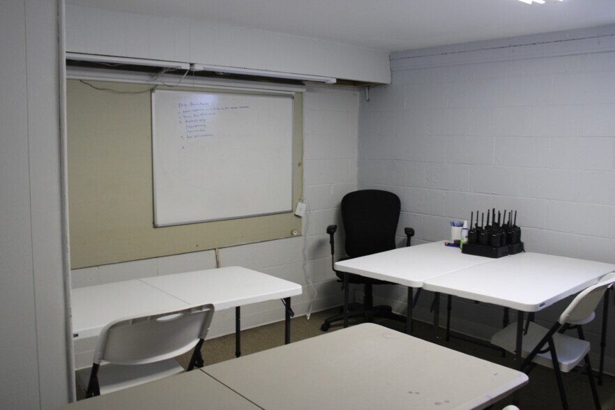 More Photos Of 867 High St, Worthington Office For Lease