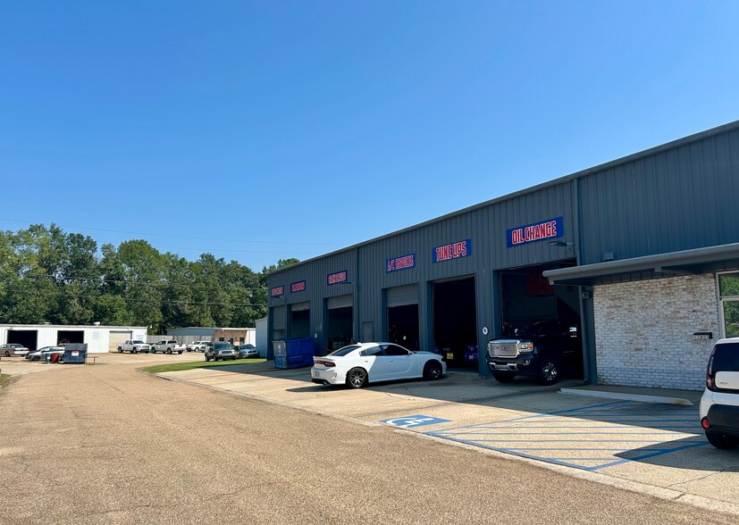Primary Photo Of 11859 Florida Blvd, Baton Rouge General Retail For Lease