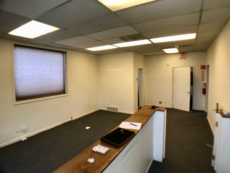 More Photos Of 705 E Park Ave, Libertyville Light Distribution For Lease