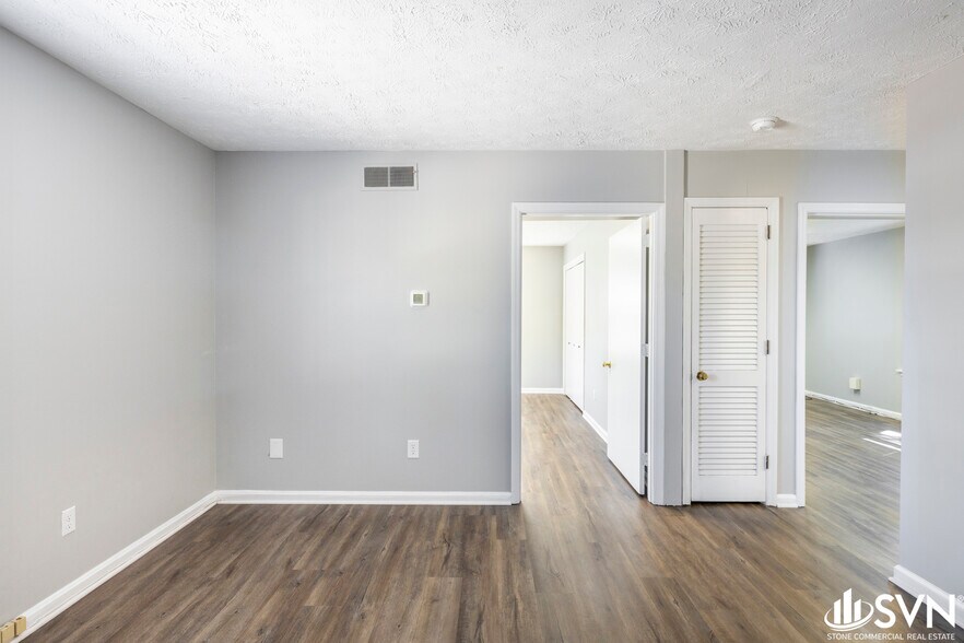 More Photos Of 261 Regency Cir, Lexington Office For Lease