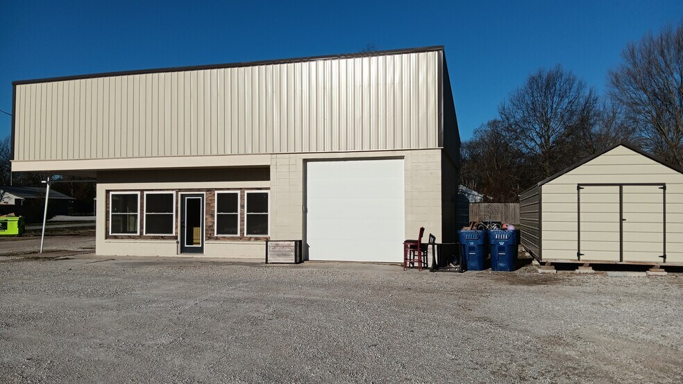 More Photos Of 215 S 14th St, Sarcoxie Showroom For Sale