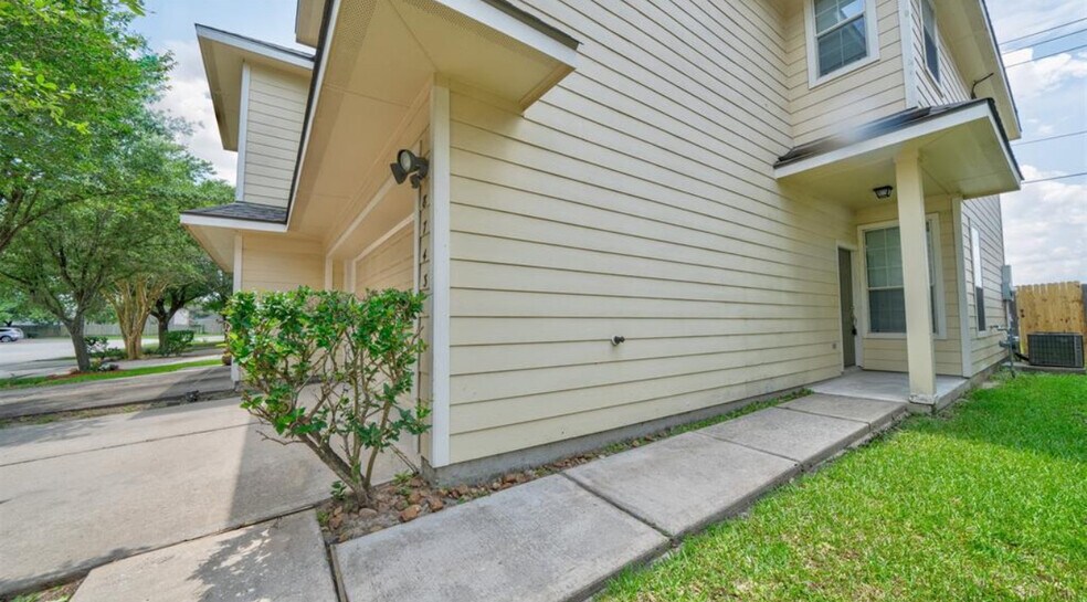 More Photos Of 8743 Thistlemoor Ln, Houston Specialty For Sale