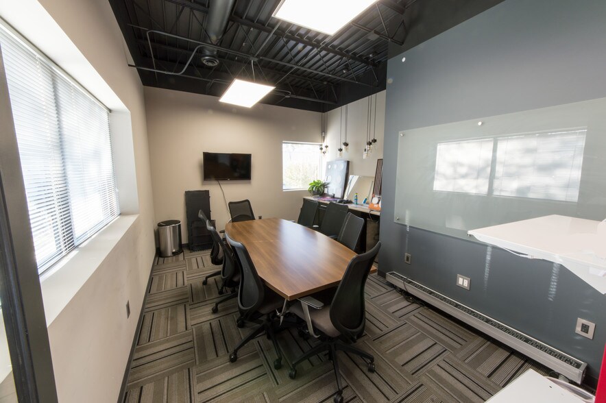 More Photos Of 3755 N Dunlap St, Arden Hills Light Manufacturing For Lease