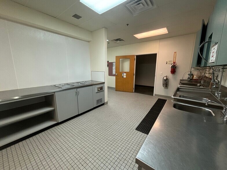 More Photos Of 144 Main St, East Hartford Storefront For Lease