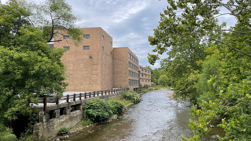 More Photos Of Edgewood Avenue, Easton Office For Lease