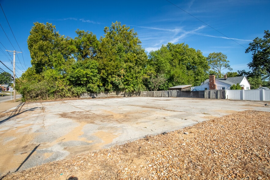 More Photos Of 10041 Lackland Rd, Overland Freestanding For Sale