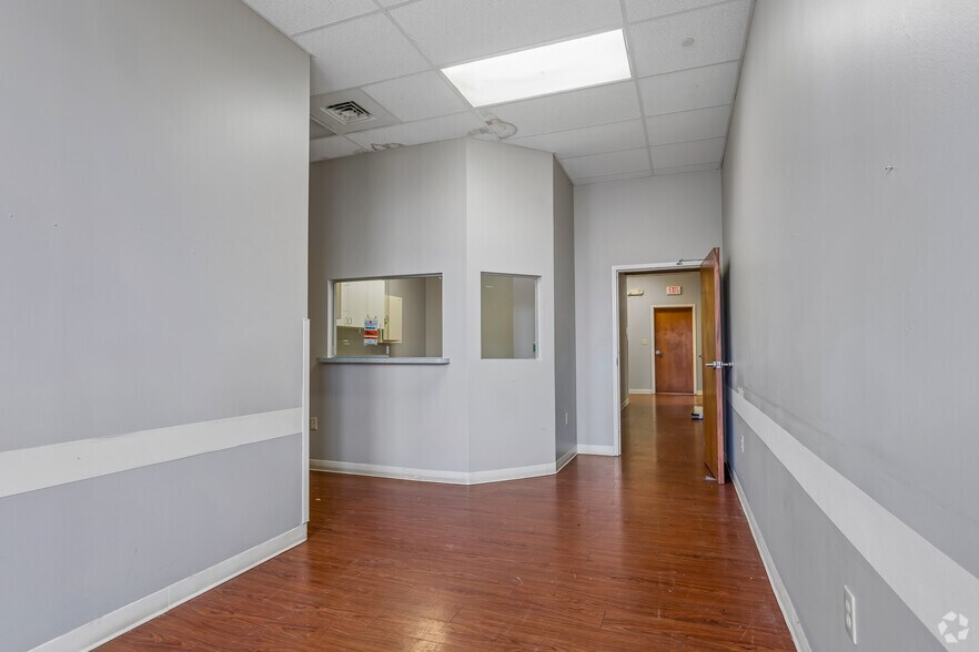 More Photos Of 7800 Wolf Trail Cv, Germantown Medical For Sale