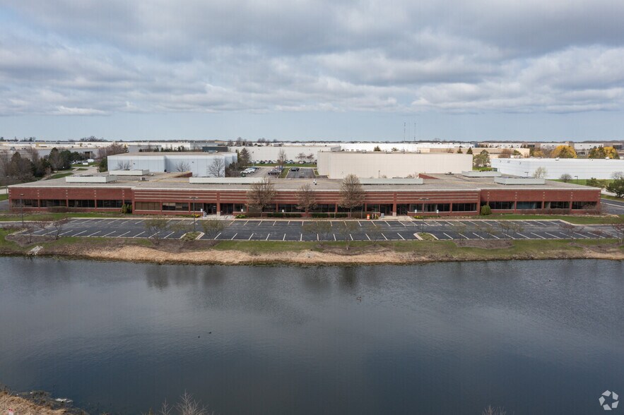 More Photos Of 1580-1598 S Lakeside Dr & Bur Wood Dr, Waukegan Warehouse For Sale
