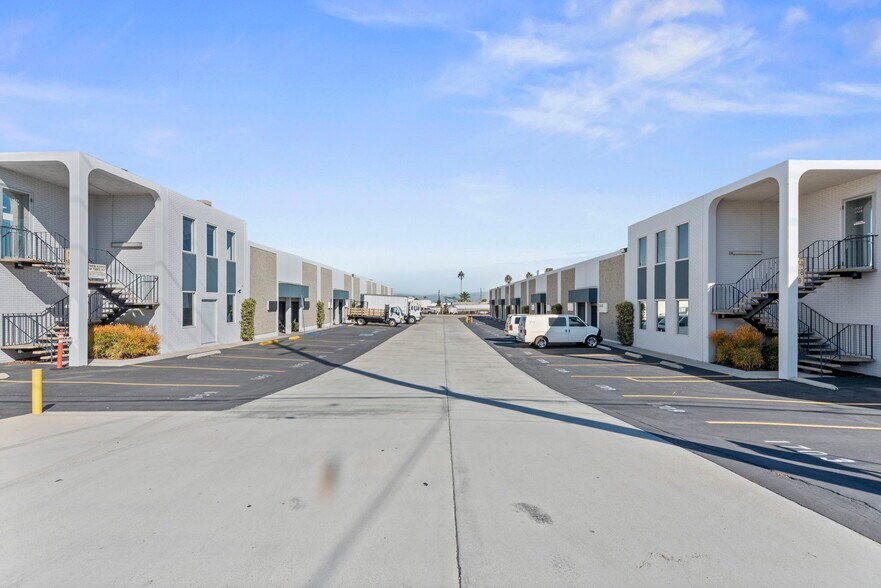 More Photos Of 1703-1729 E 28th St, Signal Hill Flex For Lease