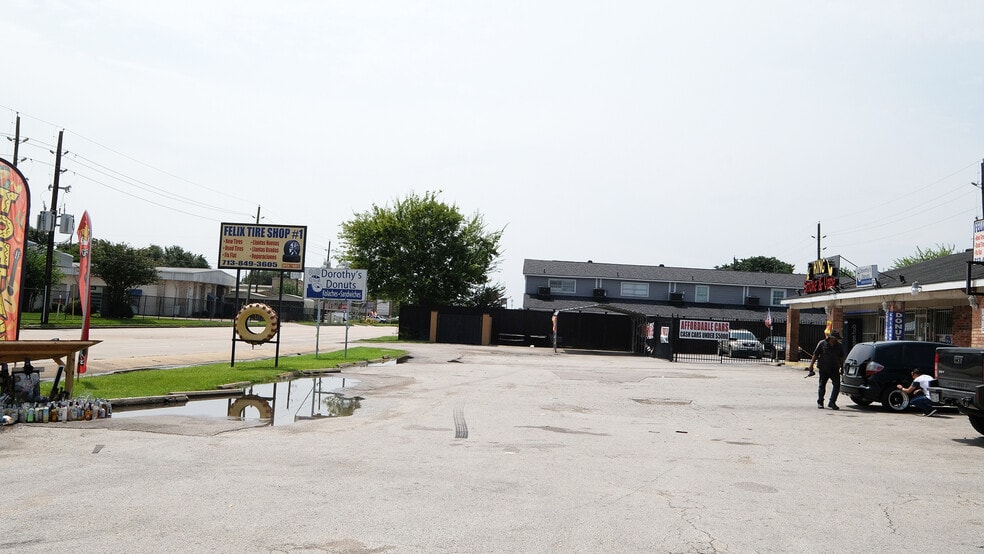 More Photos Of 6615-6627 Brittmoore Rd, Houston Storefront For Lease