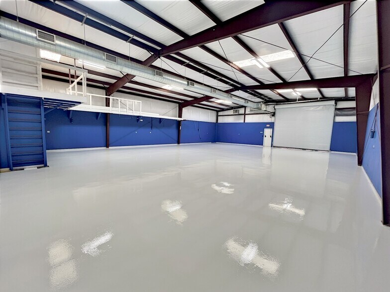 More Photos Of 9333 Alberene Dr, Houston Warehouse For Lease