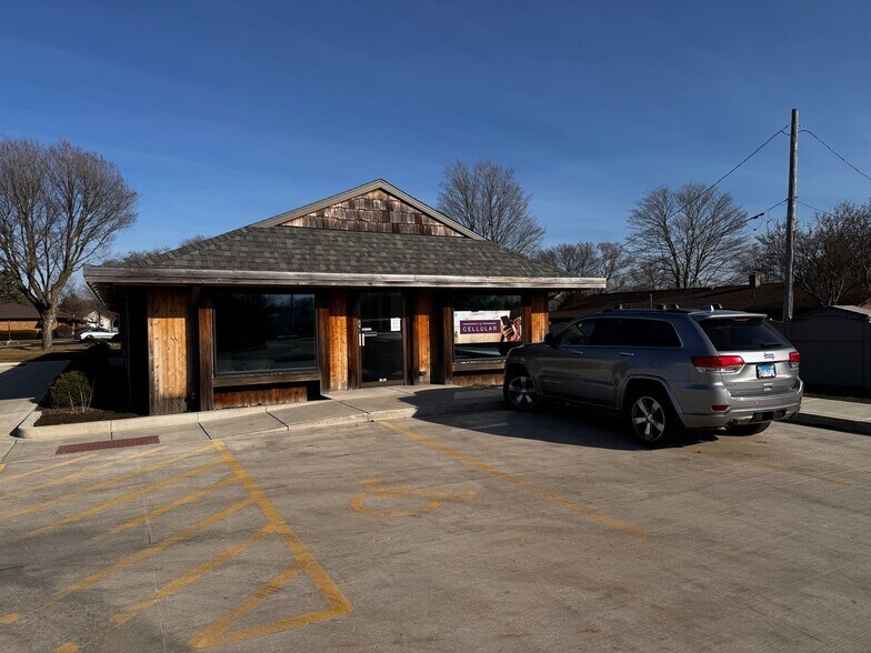 More Photos Of 906 Shooting Park Rd, Peru Freestanding For Lease