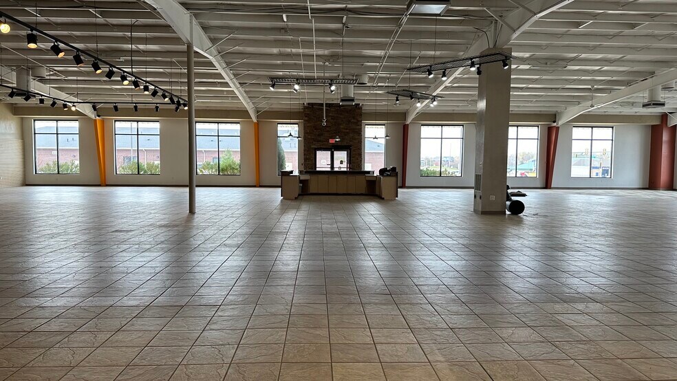 More Photos Of 2401 1/2 Empire, Bloomington General Retail For Sale