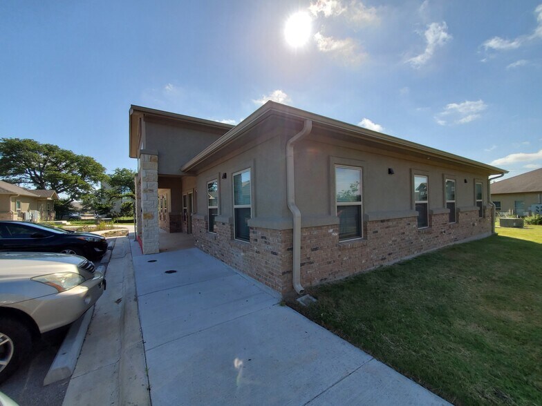 More Photos Of 1464 E Whitestone Blvd, Cedar Park Medical For Lease